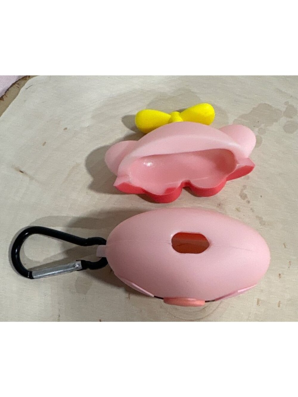 Pig-Themed AirPods 1 & 2 Case Pink Silicone With Keychain Clip - Picture 3 of 5